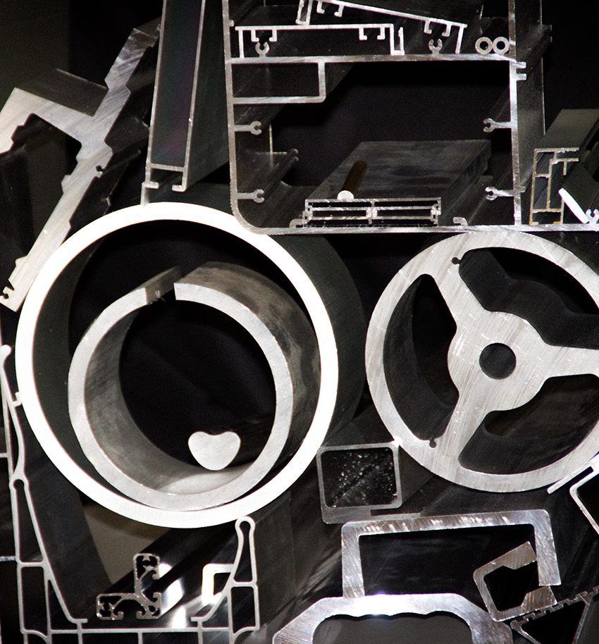 Große Aluminiumprofile für industrielle und strukturelle Anwendungen. Kundenspezifische Lösungen